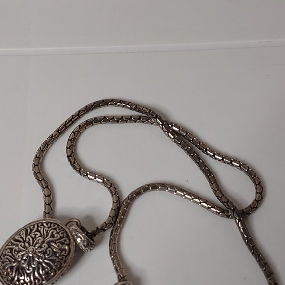 20 Inch Silver Tone Pretty Oval Shaped Pendant Necklace - Picture 9 of 11